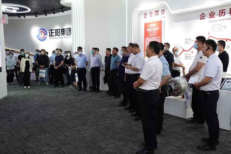 濟(jì)寧地區(qū)高端裝備制造各龍頭企業(yè)組團(tuán)到正陽集團(tuán)考察參觀，尋求合作，共謀發(fā)展