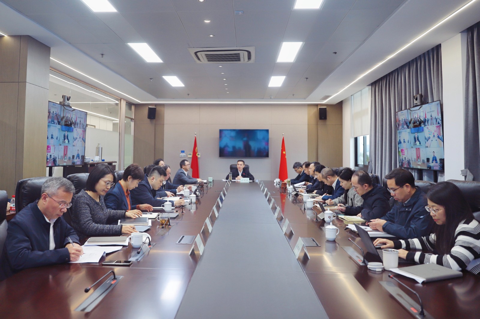 1732018289137582.jpg 務(wù)虛會照片.jpg