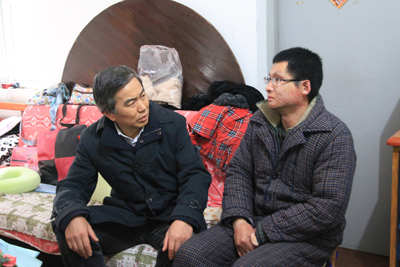 親切的慰問，溫暖的關(guān)懷<br/>——集團(tuán)公司領(lǐng)導(dǎo)走訪慰問困難職工