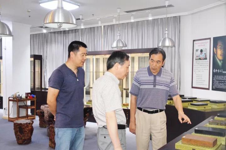 集團(tuán)公司黨委書(shū)記、總經(jīng)理虞岳明參觀省工藝品公司魯硯展