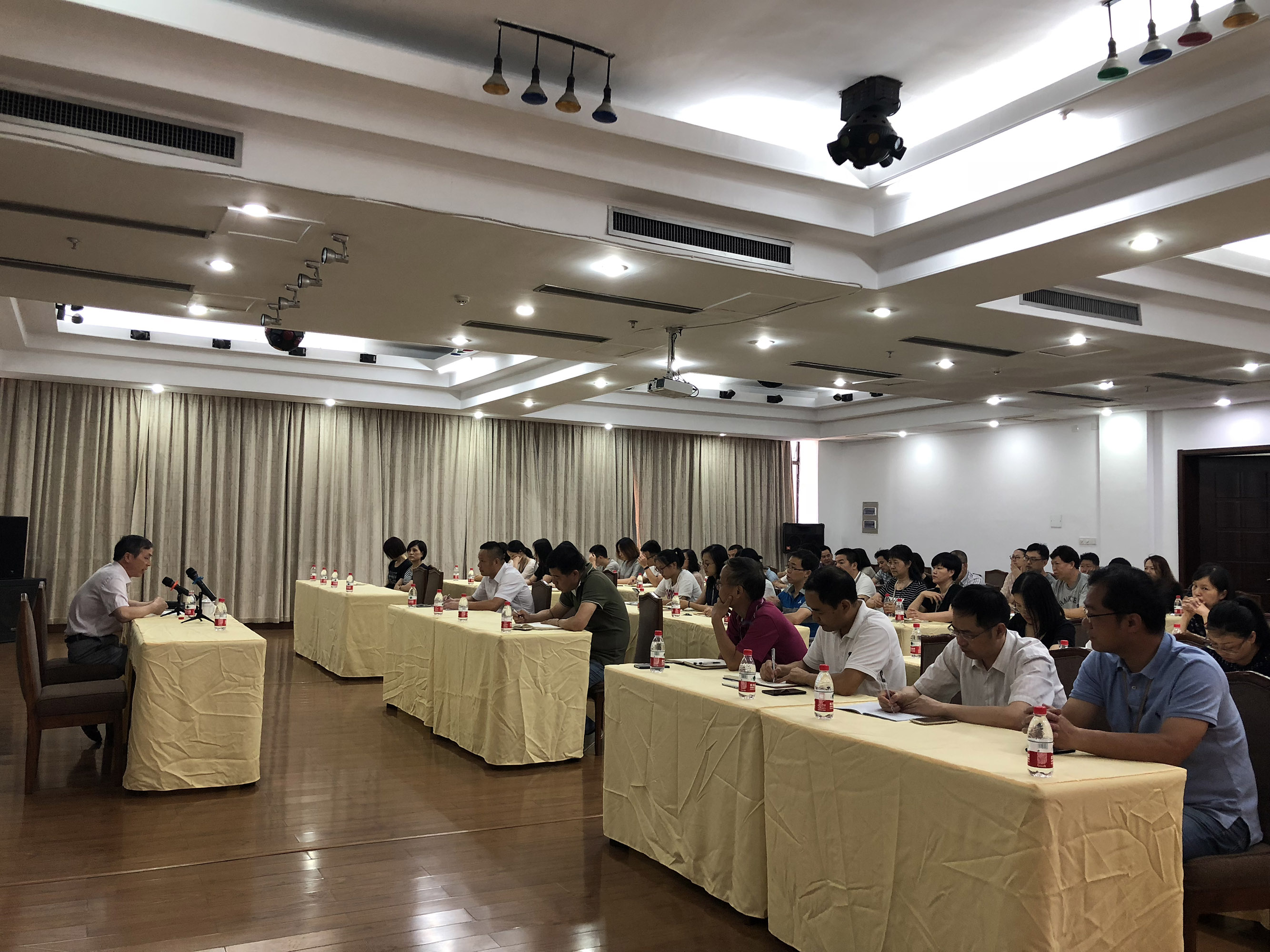 集團公司黨委書記總經(jīng)理虞岳明赴工藝品公司宣講經(jīng)濟形勢