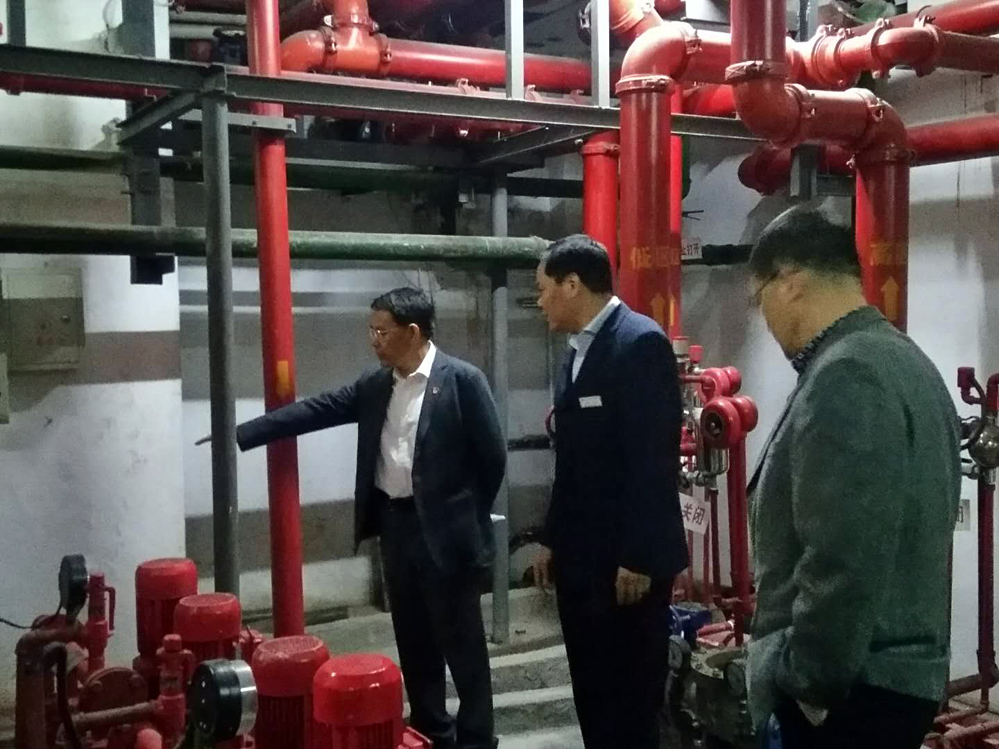 集團(tuán)公司副總經(jīng)理徐旭陽(yáng)帶隊(duì)檢查二輕大廈