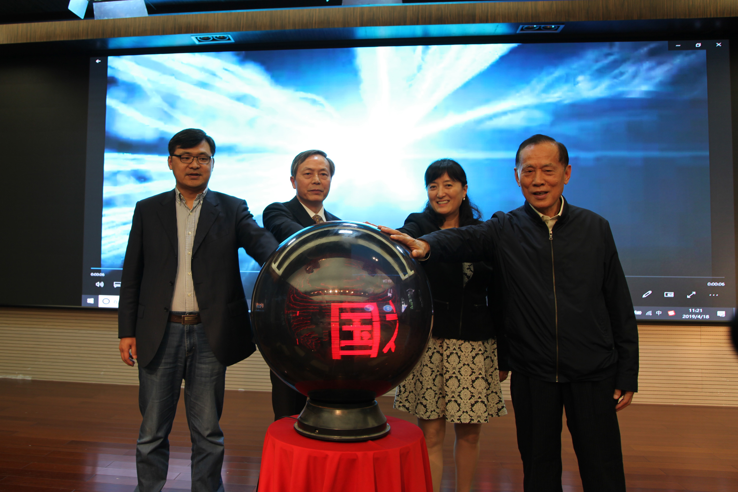 傳承與發(fā)展   數(shù)字與未來(lái) ——“第一屆匠心·匠作工藝美術(shù)成就展”暨《大國(guó)工匠》書籍首發(fā)儀式隆重舉行