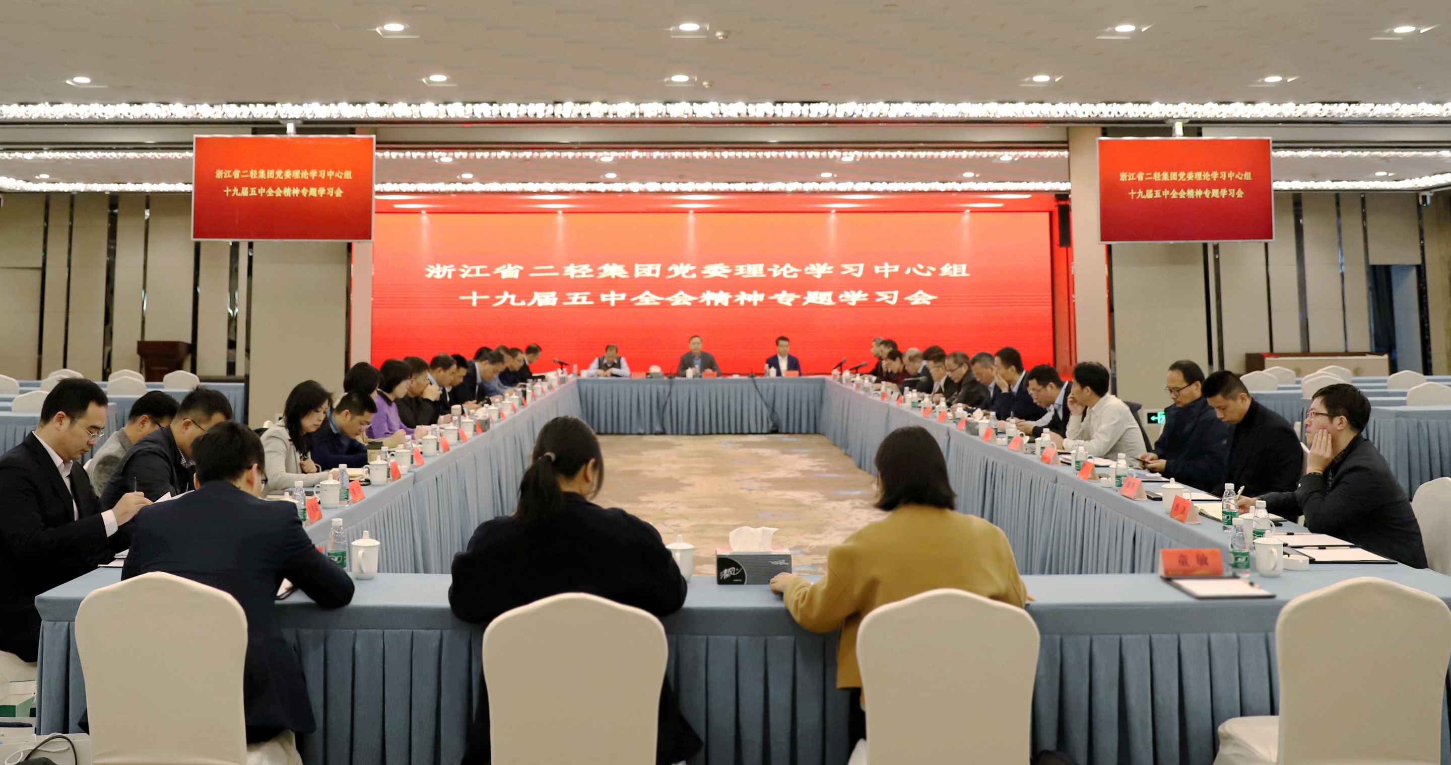 虞岳明在省二輕集團(tuán)黨委理論學(xué)習(xí)中心組十九屆五中全會精神專題學(xué)習(xí)會上強(qiáng)調(diào)：奮斗創(chuàng)造歷史，實干成就未來