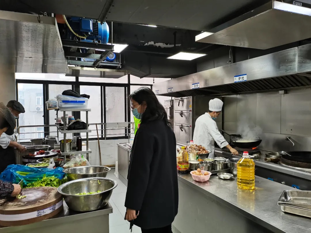 疫情防控“嚴(yán)”字當(dāng)頭，平凡堅(jiān)守“暖”在心窩