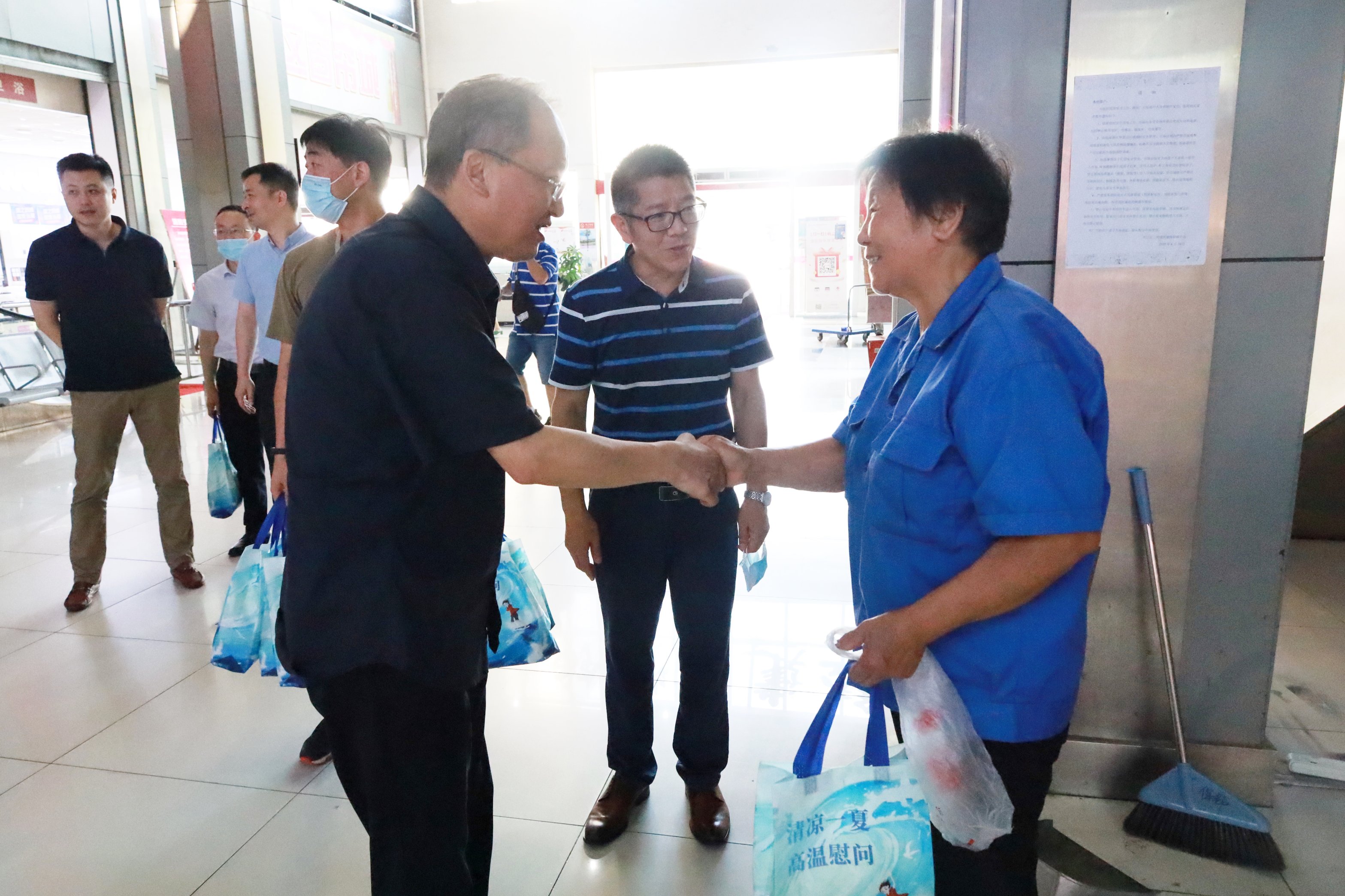 心系一線 致敬堅(jiān)守 省二輕集團(tuán)工會開展“高溫送清涼”走訪活動