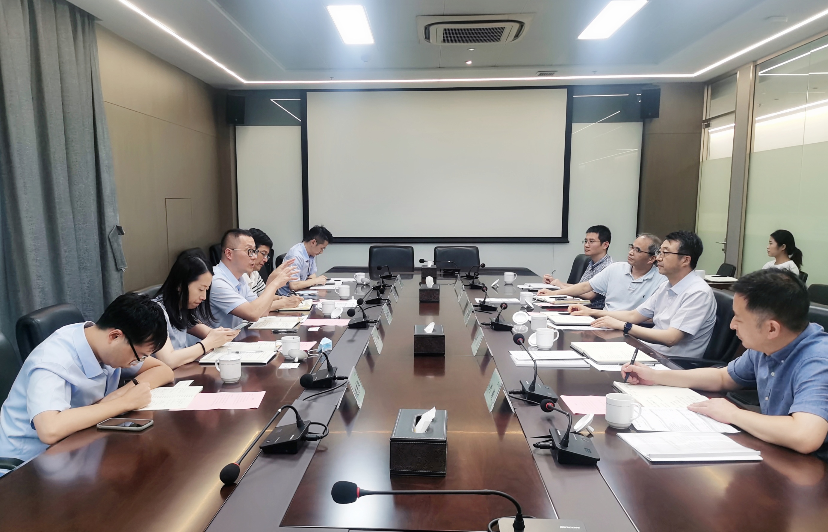 浙江產(chǎn)權(quán)交易所總經(jīng)理楊奇軍來省二輕集團調(diào)研