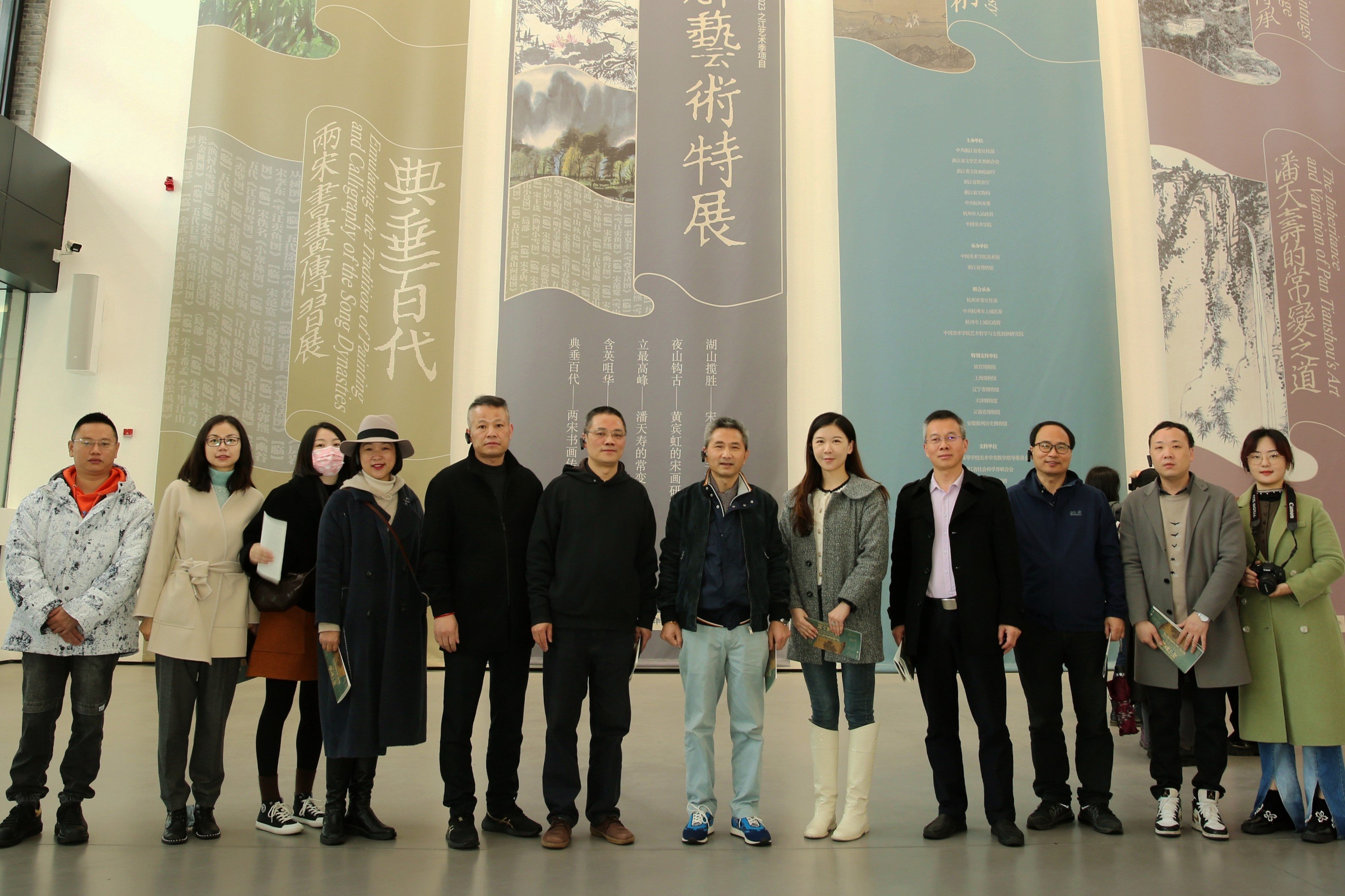 省二輕集團(tuán)組織工美文旅企業(yè)赴“宋韻今輝”藝術(shù)特展現(xiàn)場(chǎng)和德壽宮遺址博物館考察調(diào)研