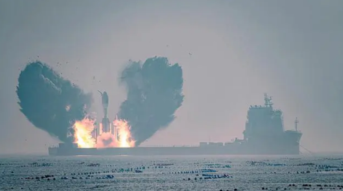 省二輕集團(tuán)所屬?lài)?guó)瑞科技配套海上衛(wèi)星發(fā)射船，助力全球最大固體運(yùn)載火箭首飛成功