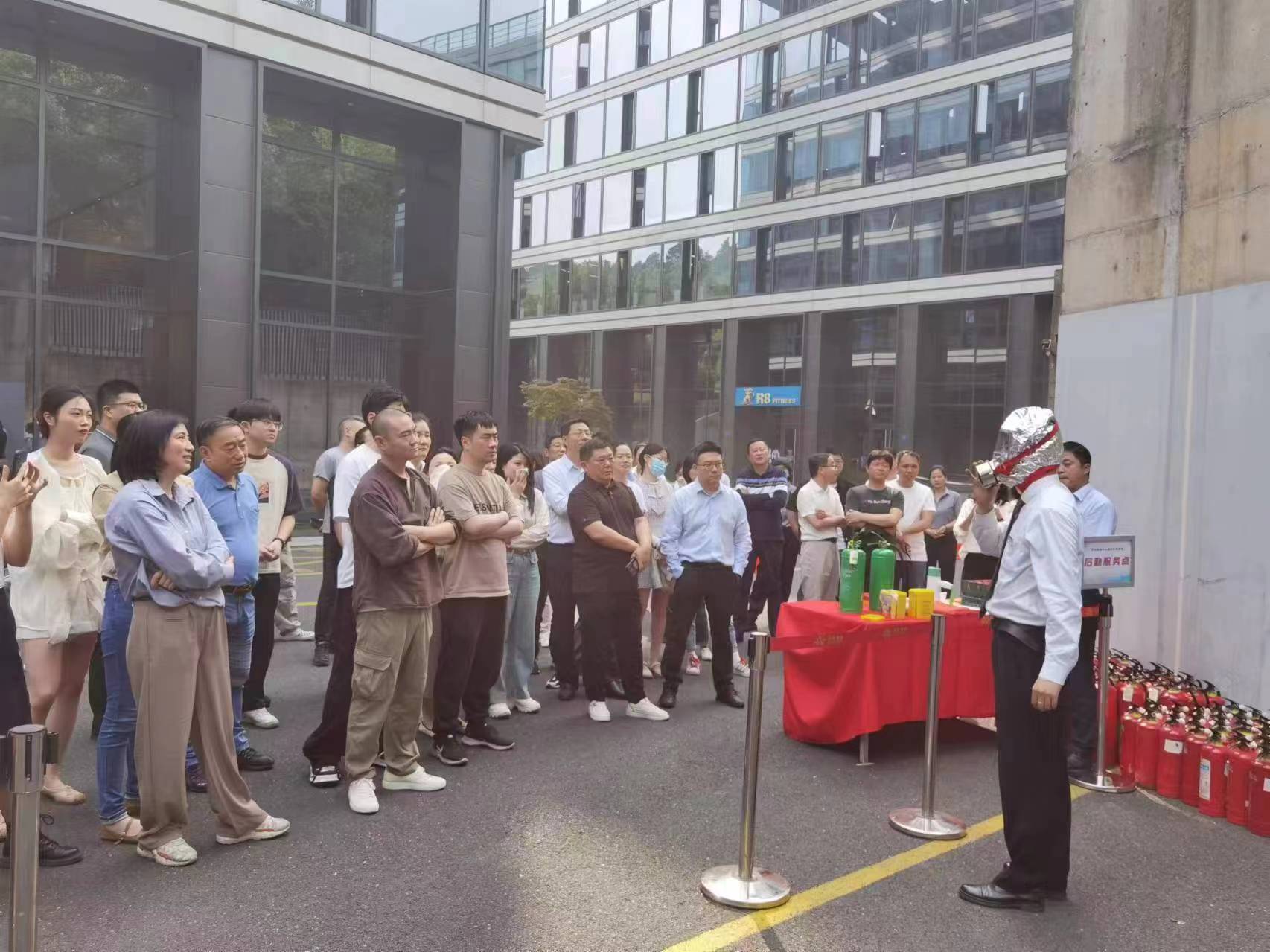 商業(yè)公司開展“人人講安全、個(gè)個(gè)會(huì)應(yīng)急”消防應(yīng)急演練活動(dòng)