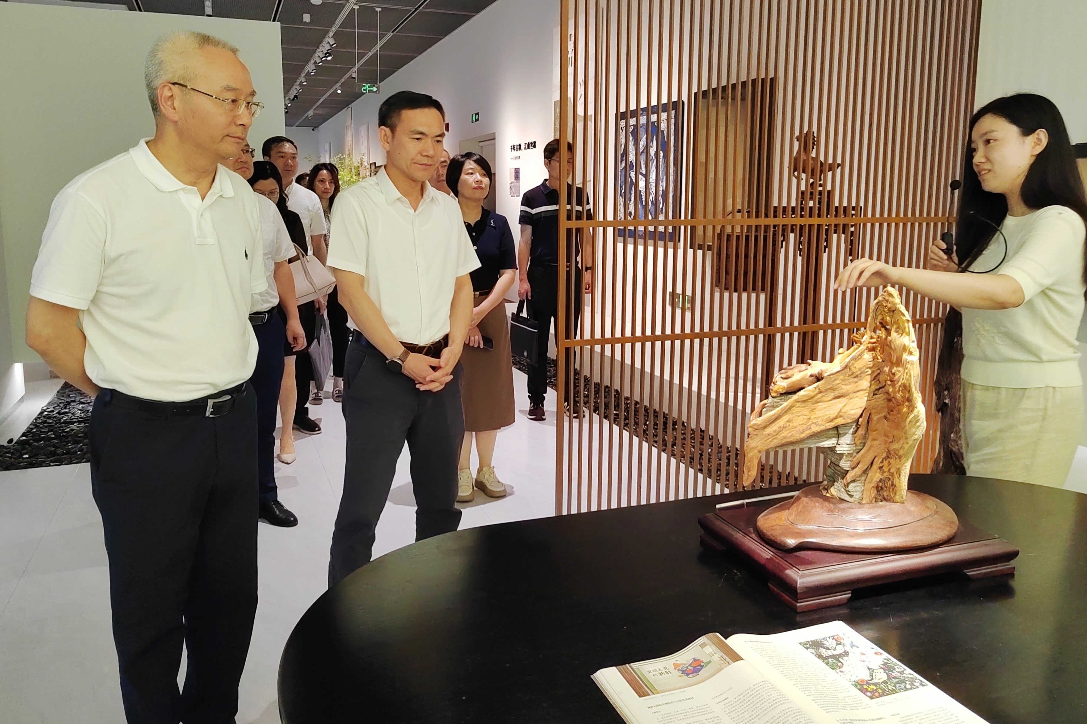 省科協(xié)黨組書記、副主席吳曉東一行到省二輕集團(tuán)、省工藝美術(shù)學(xué)會(huì)調(diào)研