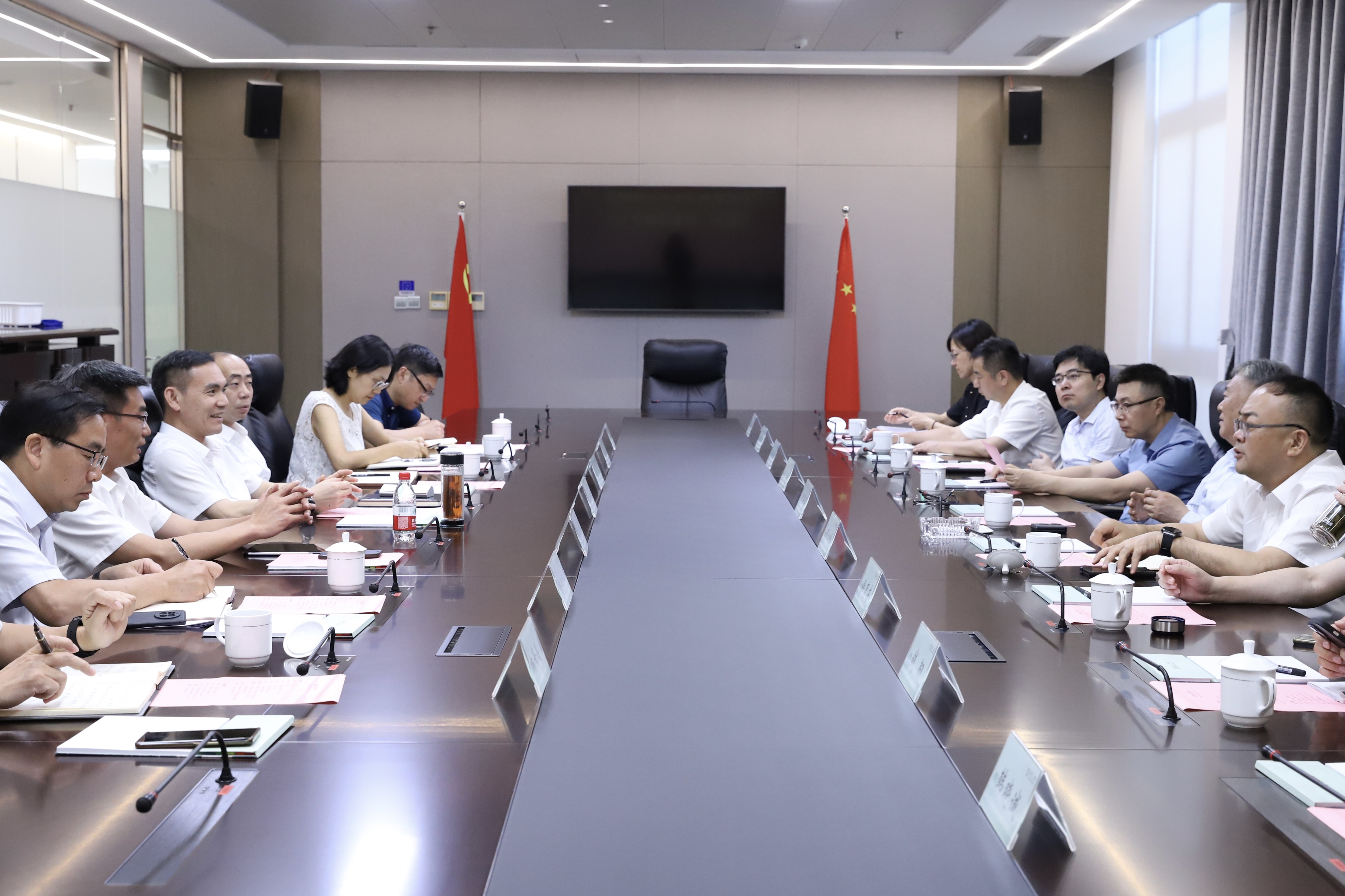 蘇州市政協(xié)副主席、常熟市委書記周勤第一行到訪省二輕集團(tuán)