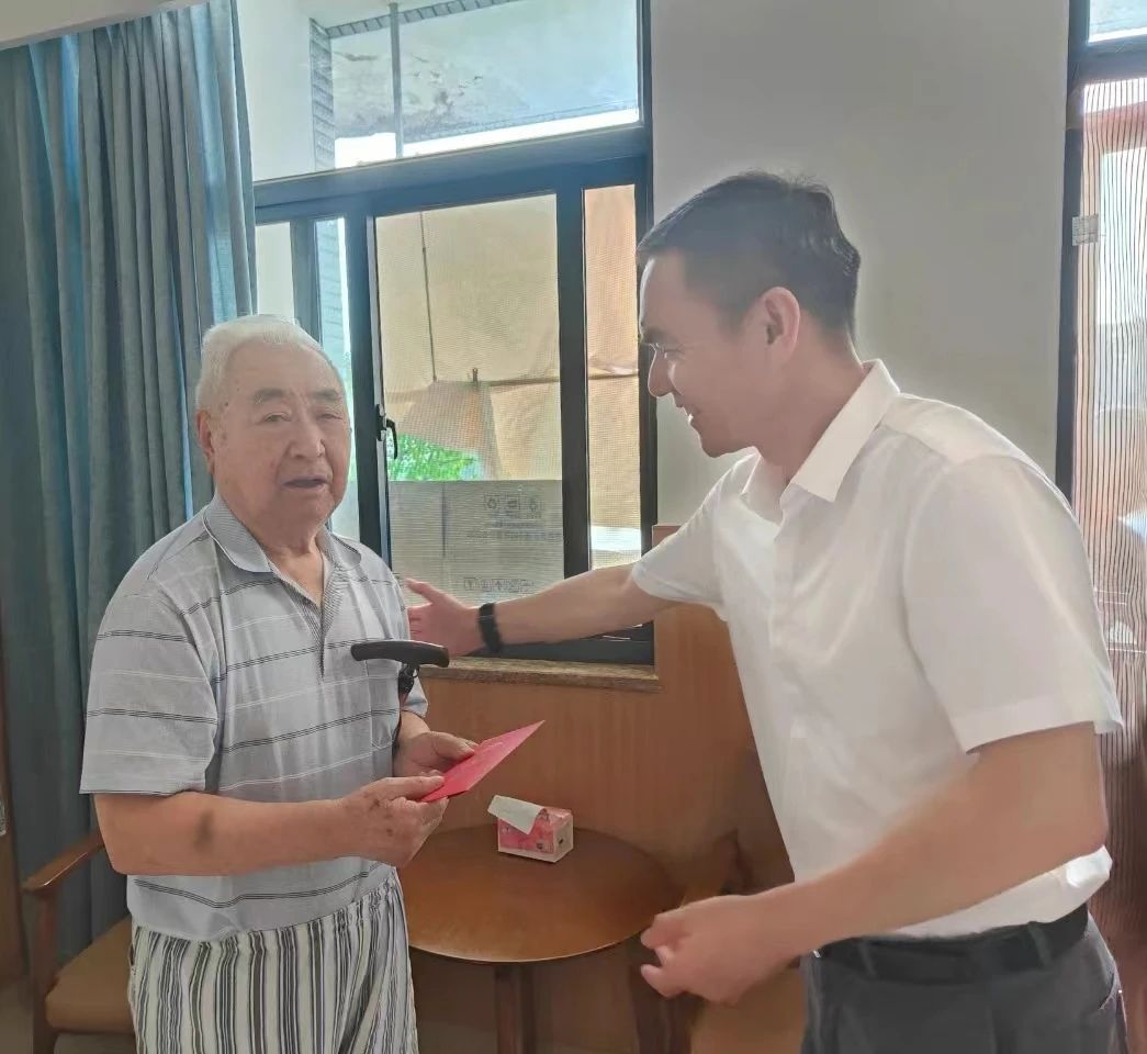 孫哲君走訪慰問老黨員老干部