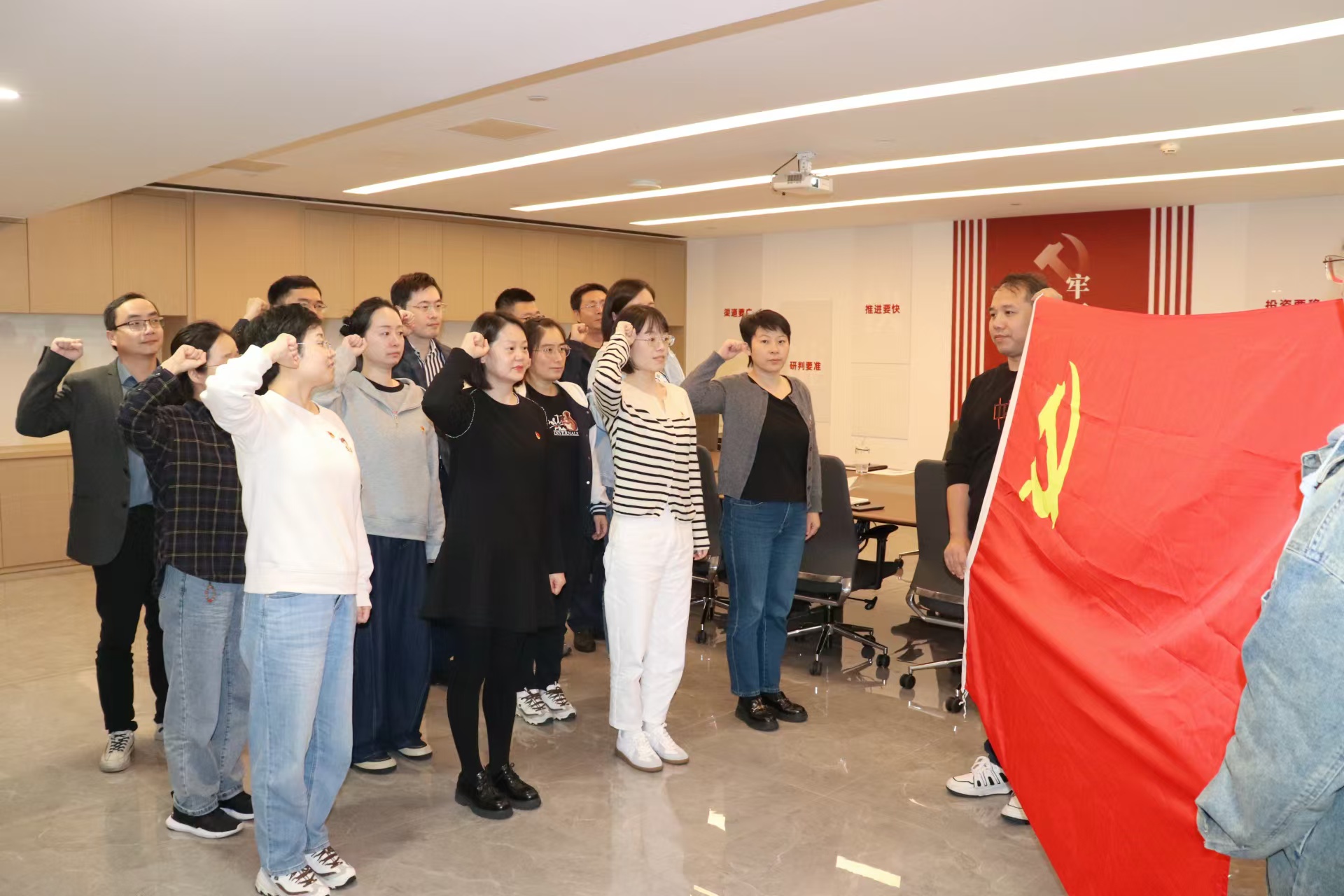 廣杰典當(dāng)公司聯(lián)合黨支部開展“循跡溯源看歷史 踔厲奮發(fā)向未來”主題黨日活動