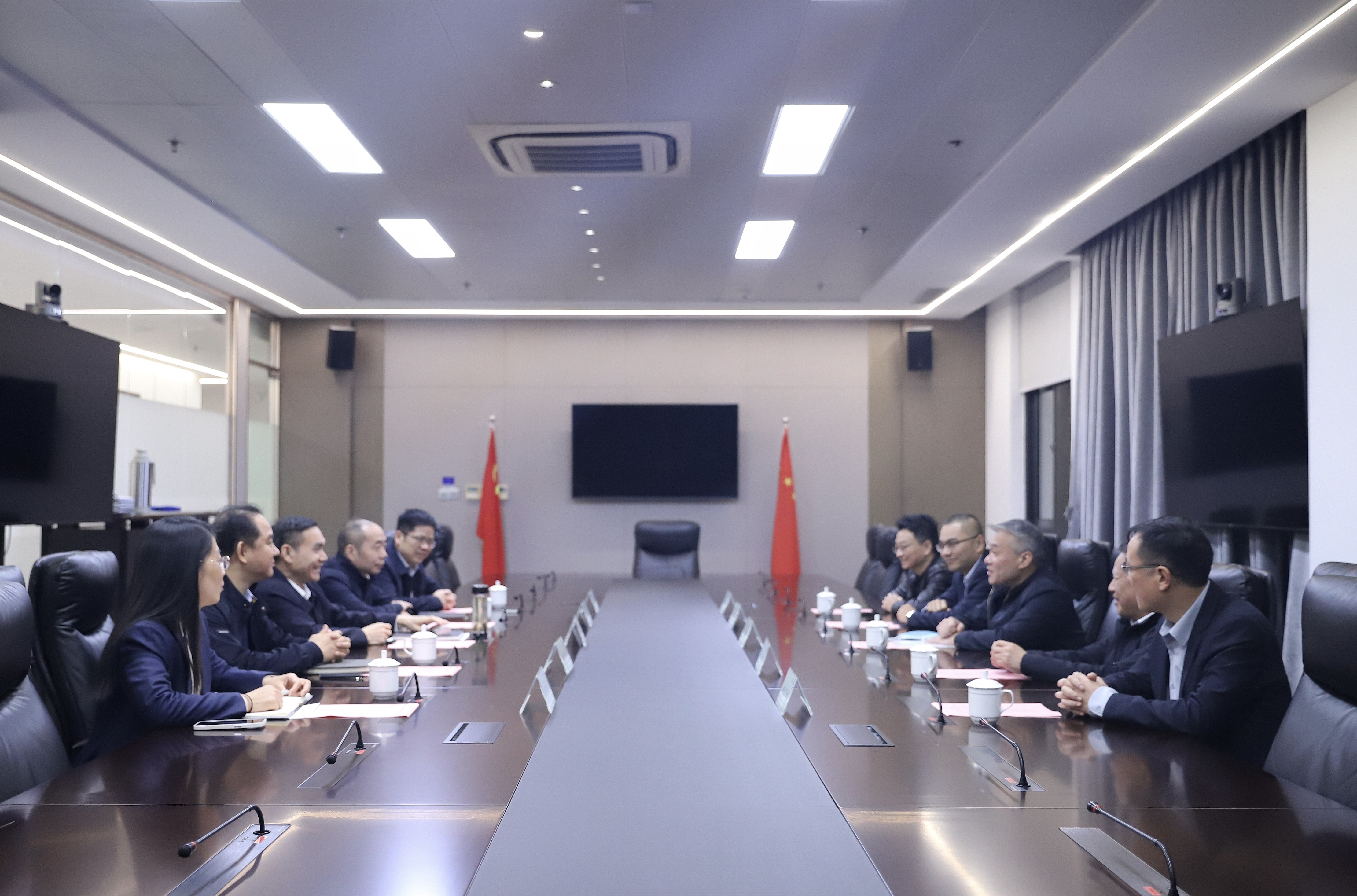 杭州金魚(yú)電器集團(tuán)一行到訪省二輕集團(tuán)