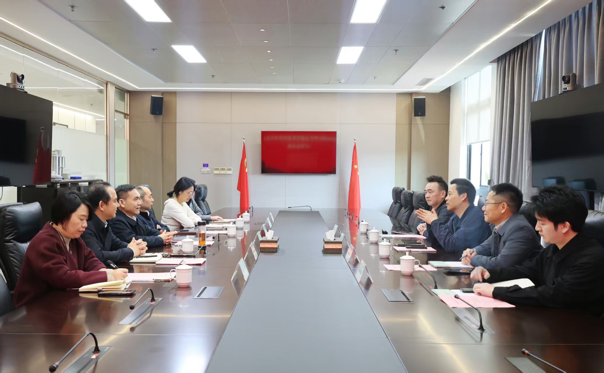 杭州金融投資集團(tuán)黨委書記、董事長沈立一行到訪省二輕集團(tuán)